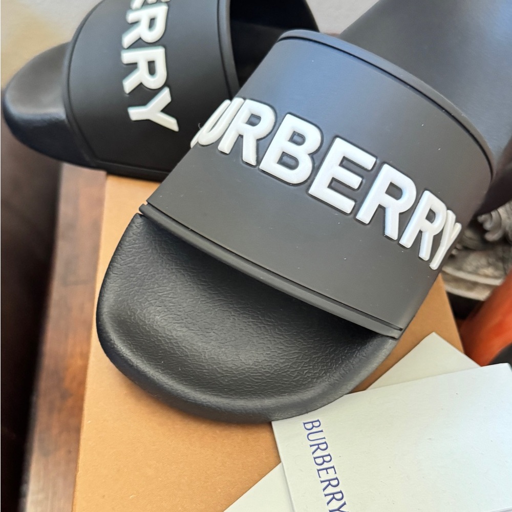 ✅ “Burberry” Logo Detail Two-tone Pool Slides Rubber - Picture 2 of 6